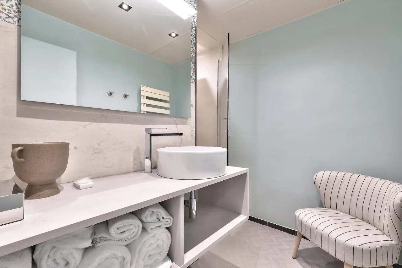 33 Marbeuf 4* Paris