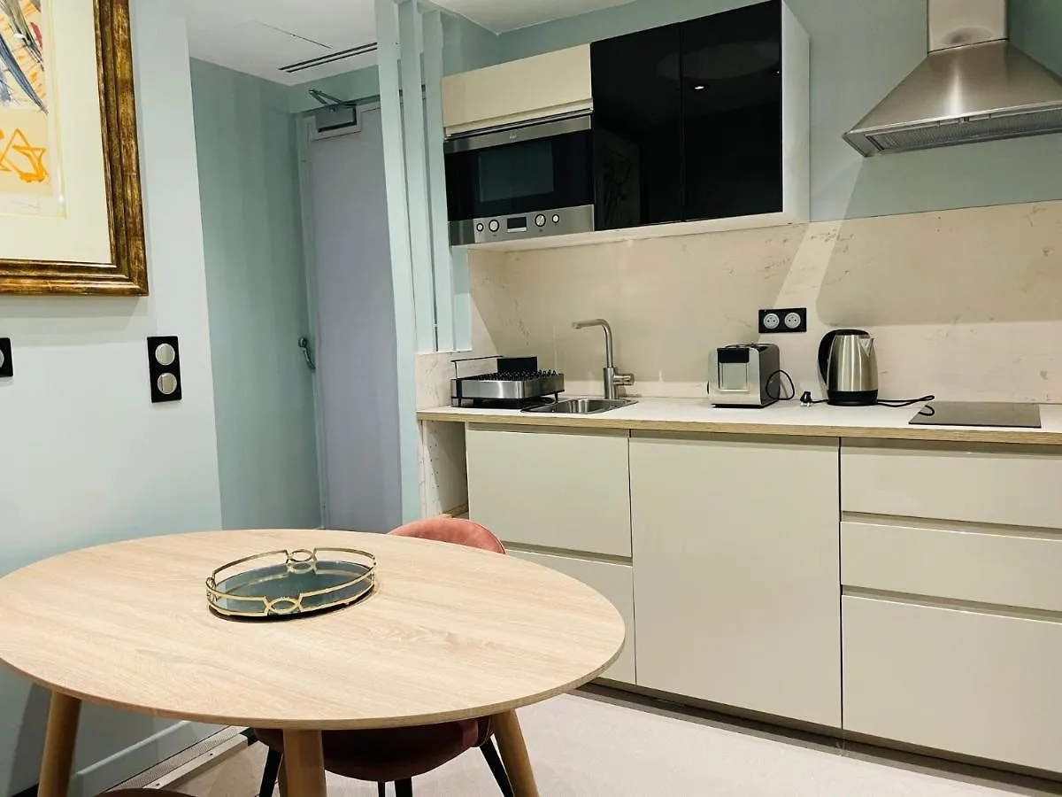 33 Marbeuf Paris