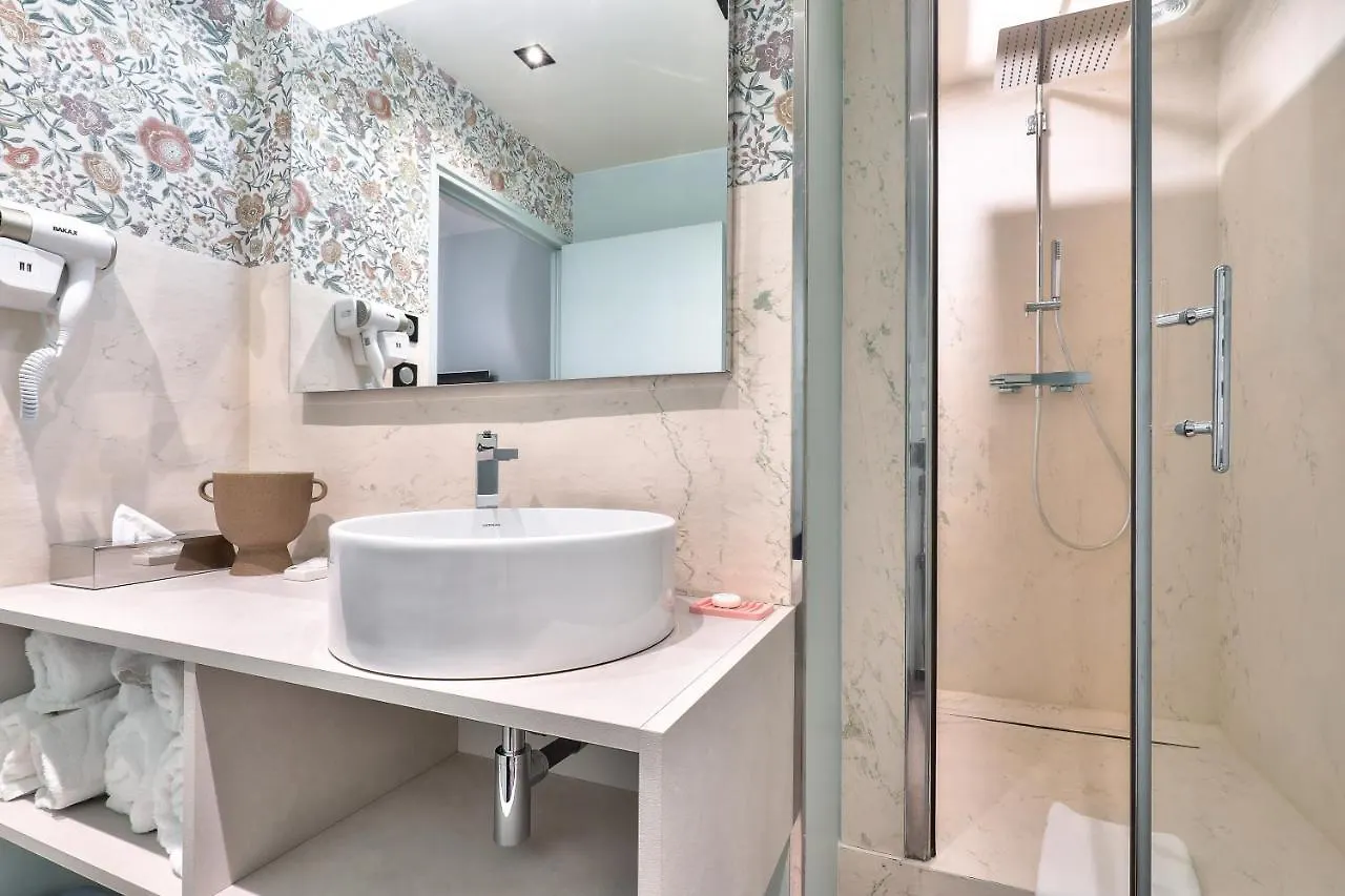33 Marbeuf Apart-hotel 4*
